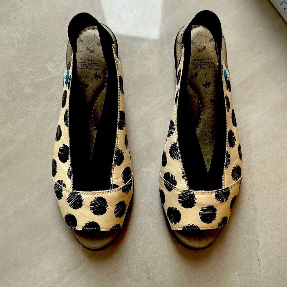 Cloud Footwear : Comfy, Wide feet & bunion friendly with elastic